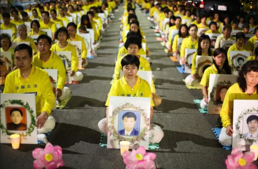 2015年10月15日、ロサンゼルスの中国総領事館前で法輪功学習者たちが迫害によって死亡した学習者を悼むロウソク集会を開いた（Benjamin Chasteen/The Epoch Times）