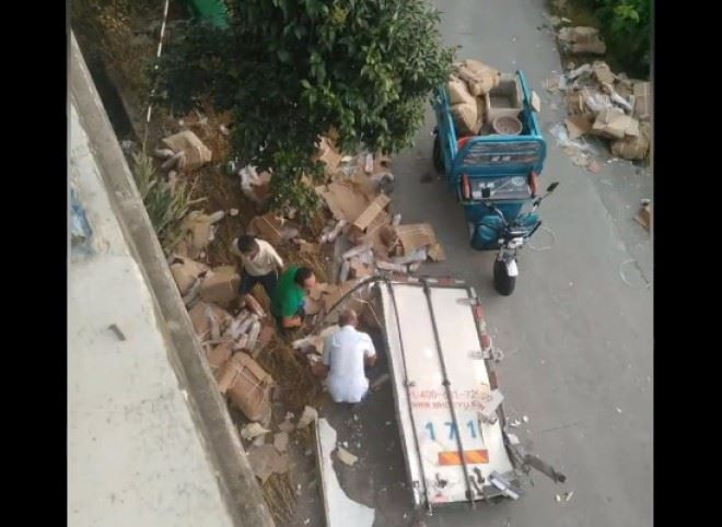 10トンの豚肉を積んだトラックが交通事故に巻き込まれ、百人もの人々が地面に散らばった豚肉を略奪した（微博）