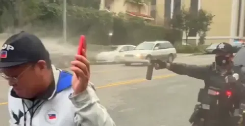 マドゥロ氏逮捕を祝う人々に中国領事館警備員がペッパースプレー